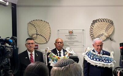 De gauche à droite : le ministre des Affaires étrangères Gideon Saar, le Premier ministre fidjien Sitiveni Rabuka et le Premier ministre Benjamin Netanyahu lors de l'inauguration de l'ambassade fidjienne à Jérusalem le 17 septembre 2025 (Crédit : Rafi Ben Hakoon/GPO)