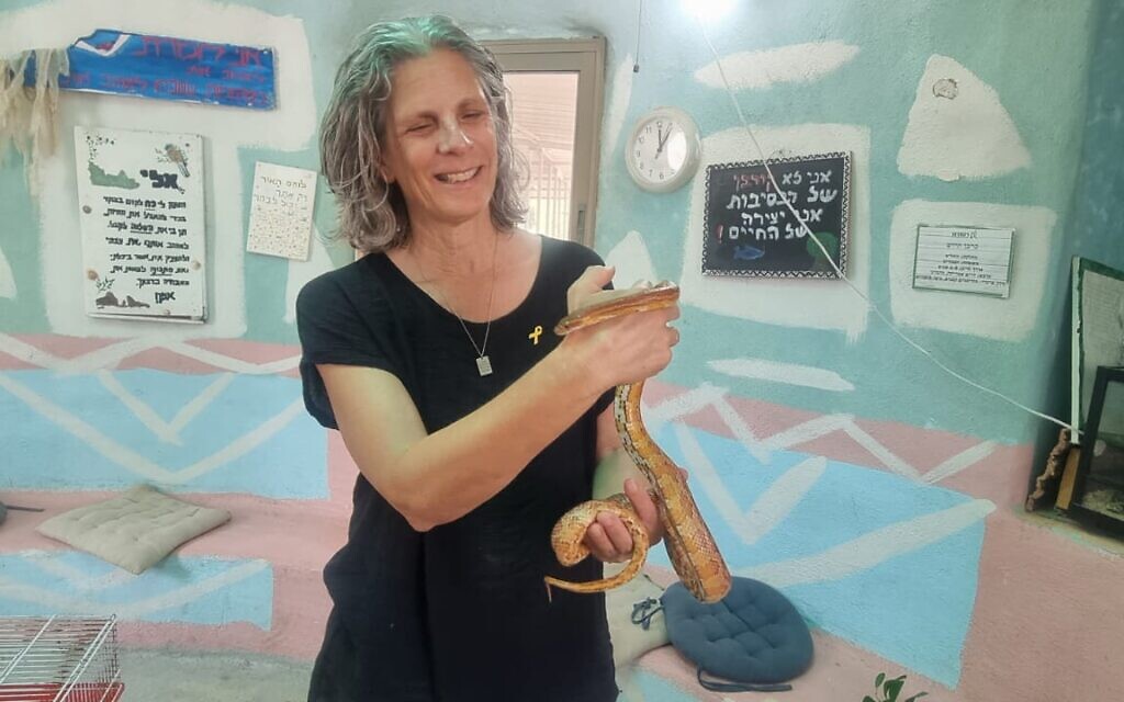 Efrat Maayan, psychologue clinique au centre Retorno, responsable du programme de therapie assistée par les animaux. (Crédit : Alexandra Vardi)