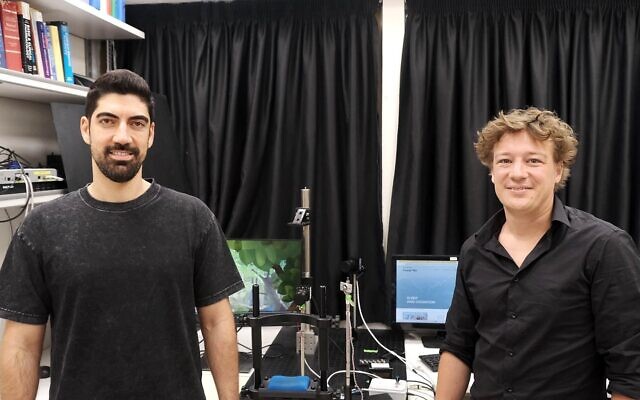 Le Pr. Daniel Yamin (à gauche) et le Dr. Flavio Jean Schmidig, de l'université de Tel Aviv. (Crédit : Université de Tel Aviv)