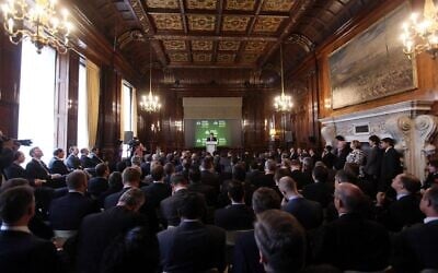 L'ancien Premier ministre britannique Gordon Brown prononçant un discours sur l'Afghanistan au Royal College of Defense Studies, à Londres, le 6 novembre 2009. (Crédit : Oli Scarff/AFP) L'ancien Premier ministre britannique Gordon Brown prononçant un discours sur l'Afghanistan au Royal College of Defense Studies, à Londres, le 6 novembre 2009. (Crédit : Oli Scarff/AFP)