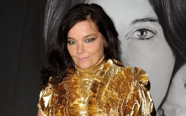 La chanteuse islandaise Björk assiste à la clôture de l'exposition « The Artist is Present » de Marina Abramovic, organisée par Givenchy au Museum of Modern Art de New York, le 1er juin 2010. (Crédit : Stephen Lovekin/ Getty Images/ AFP/ File)