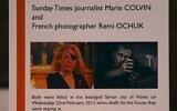 Une plaque commémorative en hommage à la journaliste américaine du Sunday Times Marie Colvin et au photographe français Rémi Ochlik, tous deux tués alors qu'ils travaillaient en Syrie, à l'église St Brides sur Fleet Street à Londres, le 22 février 2012. (Crédit : Justin Tallis/AFP)
