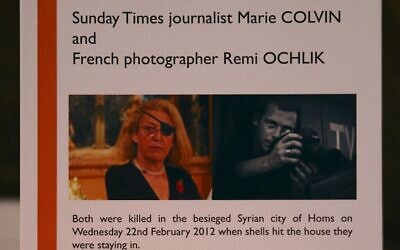 Une plaque commémorative en hommage à la journaliste américaine du Sunday Times Marie Colvin et au photographe français Rémi Ochlik, tous deux tués alors qu'ils travaillaient en Syrie, à l'église St Brides sur Fleet Street à Londres, le 22 février 2012. (Crédit : Justin Tallis/AFP) Une plaque commémorative en hommage à la journaliste américaine du Sunday Times Marie Colvin et au photographe français Rémi Ochlik, tous deux tués alors qu'ils travaillaient en Syrie, à l'église St Brides sur Fleet Street à Londres, le 22 février 2012. (Crédit : Justin Tallis/AFP)