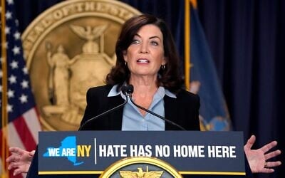 Illustration : Kathy Hochul, gouverneure de l'État de New York, s'exprimant lors d'une conférence de presse annonçant des mesures pour lutter contre les crimes haineux, dans son bureau, à New York, le 22 novembre 2022. (Crédit : Timothy A. Clary/AFP)