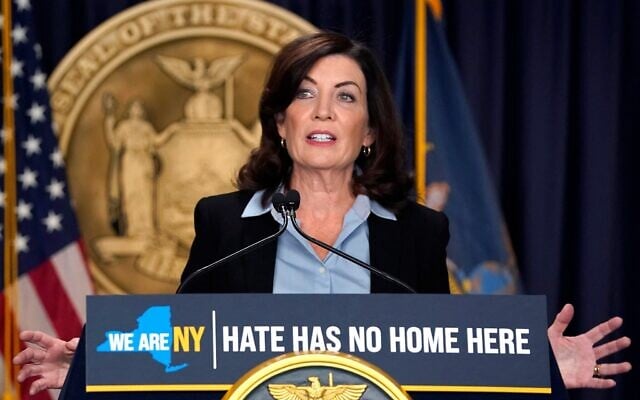 Illustration : Kathy Hochul, gouverneure de l'État de New York, s'exprimant lors d'une conférence de presse annonçant des mesures pour lutter contre les crimes haineux, dans son bureau, à New York, le 22 novembre 2022. (Crédit : Timothy A. Clary/AFP)