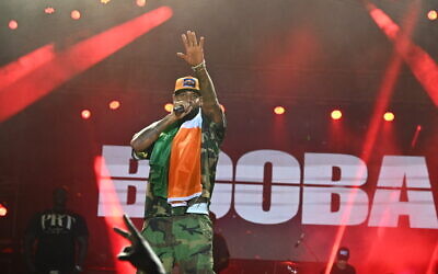 Le rappeur français Booba au 15e Festival des musiques urbaines d'Anoumabo, à Abidjan, le 30 avril 2023. (Crédit : Issouf SANOGO / AFP)