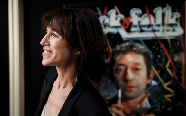 L'actrice et chanteuse française Charlotte Gainsbourg assiste à la cérémonie d'ouverture de la « Maison Gainsbourg », la première institution culturelle dédiée à son père, le regretté artiste Serge Gainsbourg (1928-1991) dans son ancienne maison à Paris le 14 septembre 2023. (Photo par ALAIN JOCARD / AFP)