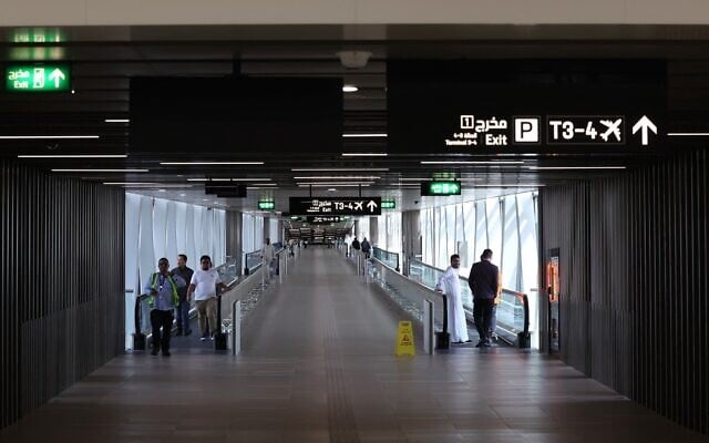 Des personnes sortant de la station de métro de l'aéroport de la capitale saoudienne, Ryad, le 1ᵉʳ décembre 2024. (Crédit : Fayez Nureldine/AFP)
