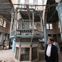 Le rabbin syrien Youssef Hamra, basé aux États-Unis, visite la synagogue Ifrange dans le quartier juif de Bab Sharqi à Damas, le 19 février 2025. (Crédit : LOUAI BESHARA / AFP)