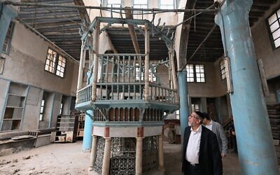 Le rabbin syrien Youssef Hamra, basé aux États-Unis, visite la synagogue Ifrange dans le quartier juif de Bab Sharqi à Damas, le 19 février 2025. (Crédit : LOUAI BESHARA / AFP)