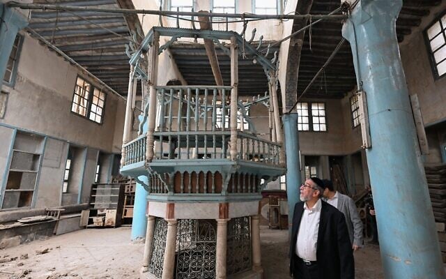 Le rabbin syrien Youssef Hamra, basé aux États-Unis, visite la synagogue Ifrange dans le quartier juif de Bab Sharqi à Damas, le 19 février 2025. (Crédit : LOUAI BESHARA / AFP)