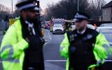 Illustration : Des policiers britanniques dans une rue de l'ouest de Londres, le 21 mars 2025. (BENJAMIN CREMEL / AFP)