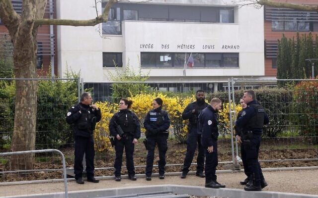 Des policiers montent la garde à Yerres, dans l'Essonne, le 25 mars 2025. (Crédit : GEOFFROY VAN DER HASSELT / AFP)