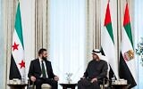 Le président émirati, cheikh Mohamed ben Zayed al-Nahyan (à droite) et le président par intérim syrien, Ahmed al-Sharaa, au palais Al-Shati, le 13 avril 2025. (Crédit : Abdulla Al-Bedwawi/Cour présidentielle des Émirats arabes unis/AFP)