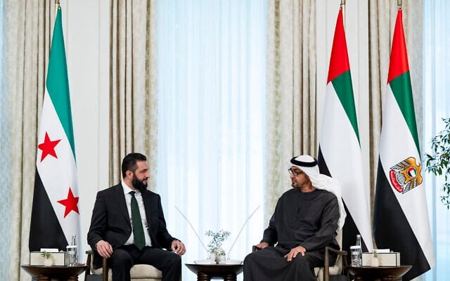 Le président émirati, cheikh Mohamed ben Zayed al-Nahyan (à droite) et le président par intérim syrien, Ahmed al-Sharaa, au palais Al-Shati, le 13 avril 2025. (Crédit : Abdulla Al-Bedwawi/Cour présidentielle des Émirats arabes unis/AFP) Le président émirati, cheikh Mohamed ben Zayed al-Nahyan (à droite) et le président par intérim syrien, Ahmed al-Sharaa, au palais Al-Shati, le 13 avril 2025. (Crédit : Abdulla Al-Bedwawi/Cour présidentielle des Émirats arabes unis/AFP)