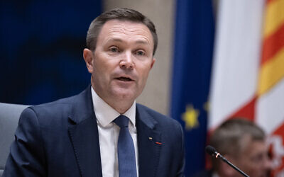 L'homme politique français, administrateur sportif et président de l'Union Cycliste Internationale (UCI) David Lappartient assiste au lancement officiel des Jeux Olympiques des Alpes 2030 par la société chargée de la construction des sites olympiques (Solideo) au siège régional PACA à Marseille, le 14 avril 2025. (Crédit : MIGUEL MEDINA / AFP)