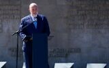 L’ambassadeur d’Israël en Allemagne, Ron Prosor, lors d’une cérémonie commémorative marquant le 80ᵉ anniversaire de la libération du camp de concentration de Bergen-Belsen, à Lohheide, dans le nord de l’Allemagne, le 27 avril 2025. (Crédit : Focke Strangmann/AFP)
