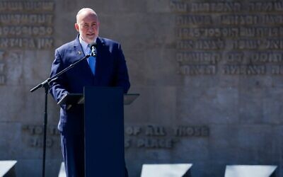 L’ambassadeur d’Israël en Allemagne, Ron Prosor, lors d’une cérémonie commémorative marquant le 80ᵉ anniversaire de la libération du camp de concentration de Bergen-Belsen, à Lohheide, dans le nord de l’Allemagne, le 27 avril 2025. (Crédit : Focke Strangmann/AFP)