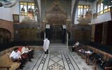 Des hommes juifs prient à la synagogue Ifrange, dans le quartier juif de la vieille ville de Damas, le 29 avril 2025. (Crédit : Bakr ALKASEM / AFP)