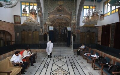Des hommes juifs prient à la synagogue Ifrange, dans le quartier juif de la vieille ville de Damas, le 29 avril 2025. (Crédit : Bakr ALKASEM / AFP)