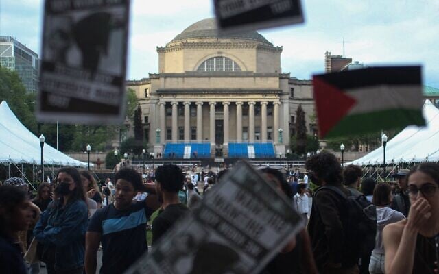 Des autocollants de protestation ont été apposés sur les portes de la bibliothèque Butler du campus de l'université Columbia le 7 mai 2025 à New York. (Crédit : Indy Scholtens/Getty Images/AFP) Des autocollants de protestation ont été apposés sur les portes de la bibliothèque Butler du campus de l'université Columbia le 7 mai 2025 à New York. (Crédit : Indy Scholtens/Getty Images/AFP)