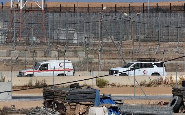 Des ambulances photographiées au poste-frontière de Kerem Shalom, entre le sud d'Israël et la bande de Gaza, le 29 mai 2025 (Crédit : Jack GUEZ / AFP)