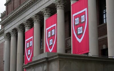 Des banderoles de Harvard suspendues devant la bibliothèque Widener lors de la 374ᵉ cérémonie de remise des diplômes, à Harvard Yard, à Cambridge, dans le Massachusetts, le 29 mai 2025. (Crédit : Rick Friedman/AFP)