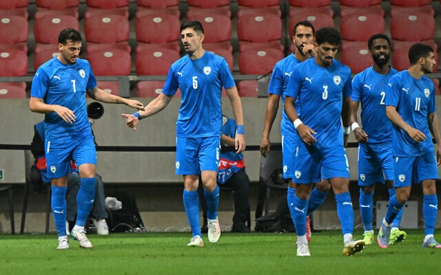 L'équipe israélienne de football, lors du match amical Israël-Slovaquie, à Debrecen (Hongrie), le 10 juin 2025. (Crédit : Attila KISBENEDEK / AFP)