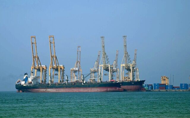 Des pétroliers visibles au terminal à conteneurs de Khor Fakkan, le seul port naturel en eau profonde de la région et l'un des principaux ports à conteneurs de l'émirat de Sharjah, le long du détroit d'Ormuz, par lequel transite un cinquième de la production mondiale de pétrole, le 23 juin 2025. (Crédit : Giuseppe Cacace/AFP)