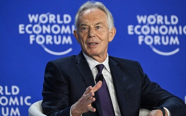 L'ancien Premier ministre britannique Tony Blair s'exprimant lors d'une session du Forum économique mondial, à Tianjin, le 24 juin 2025. (Crédit : Jade Gao/AFP)