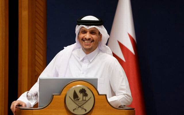 Le Premier ministre du Qatar, Mohammed bin Abdulrahman al-Thani, s'exprime lors d'une conférence de presse avec le Premier ministre libanais Nawaf Salam (non photographié) à Doha, au Qatar, le 24 juin 2025. (Crédit : Karim JAAFAR / AFP)
