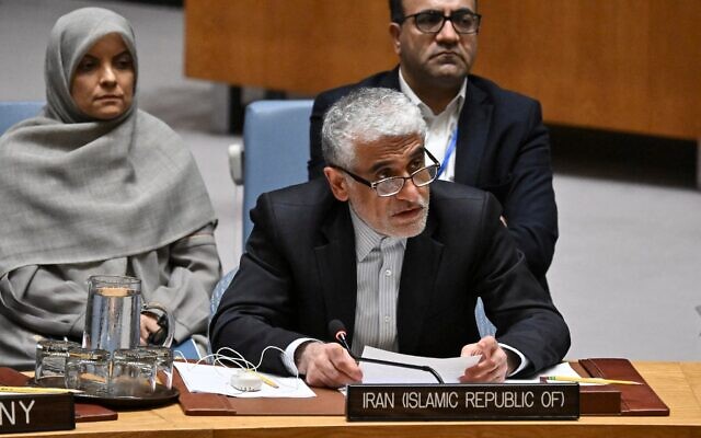 Amir Saeid Iravani, le représentant iranien à l'ONU, s'exprimant lors d'une réunion du Conseil de sécurité de l'ONU sur le conflit israélo-iranien,, au siège des Nations unies à New York, le 24 juin 2025. (Crédit : Angela Weiss/AFP)
