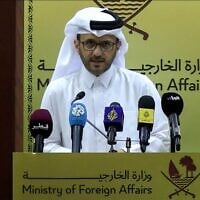 Le porte-parole du ministère des Affaires étrangères du Qatar, Majed al-Ansari, s'exprimant lors d'une conférence de presse, à Doha, le 17 juin 2025. (Crédit : Jacqueline Penney/AFPTV/AFP)