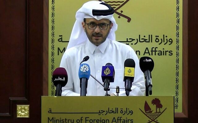 Le porte-parole du ministère des Affaires étrangères du Qatar, Majed al-Ansari, s'exprimant lors d'une conférence de presse, à Doha, le 17 juin 2025. (Crédit : Jacqueline Penney/AFPTV/AFP)
