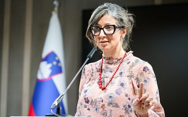 Francesca Albanese, rapporteuse spéciale des Nations unies sur les Territoires palestiniens, faisant une déclaration, à Ljubljana, en Slovénie, le 10 juillet 2025. (Crédit : Jure Makovec/AFP)