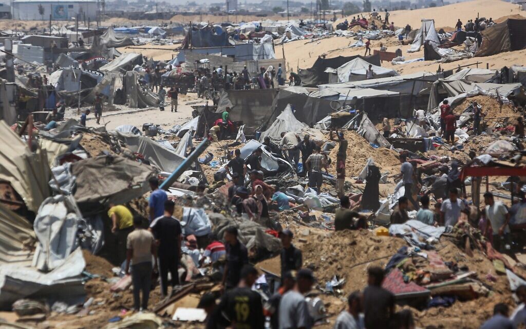 Des Palestiniens inspectent les dégâts causés dans un camp de déplacés improvisé à la suite d'une incursion signalée la veille par des chars israéliens dans la région de Khan Younès, dans le sud de la bande de Gaza, le 11 juillet 2025. (Crédit : AFP)