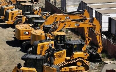 Vue aérienne de machines Caterpillar sur un parking de Peterson Cat, à San Leandro, en Californie, le 5 août 2025. (Crédit : Justin Sullivan/Getty Images North America/AFP)