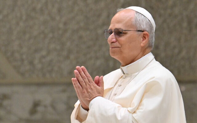 Le pape Léon XIV, lors de son audience hebdomadaire, dans la salle Paul VI, au Vatican, le 20 août 2025. (Crédit : Alberto Pizzoli/AFP)