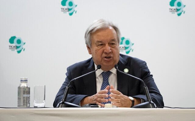 Le secrétaire général des Nations unies, Antonio Guterres, s'exprimant lors d'une conférence de presse à la 9ᵉ Conférence internationale de Tokyo sur le développement de l'Afrique (TICAD 9), à Yokohama, dans la préfecture de Kanagawa, au sud de Tokyo, le 21 août 2025. (Crédit : Yuichi Yamazaki/AFP)