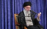 Cette photo fournie par les services du guide suprême iranien, l'ayatollah Ali Khamenei, le montre en train de prendre la parole lors de la cérémonie anniversaire de la mort du huitième imam chiite Reza, à Téhéran, le 24 août 2025. (Cabinet du Guide Suprême de l'Iran/ AFP)