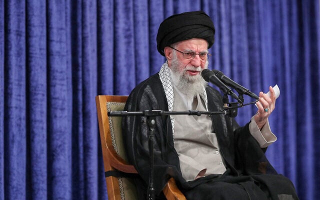 Cette photo fournie par les services du guide suprême iranien, l'ayatollah Ali Khamenei, le montre en train de prendre la parole lors de la cérémonie anniversaire de la mort du huitième imam chiite Reza, à Téhéran, le 24 août 2025. (Cabinet du Guide Suprême de l'Iran/ AFP) Cette photo fournie par les services du guide suprême iranien, l'ayatollah Ali Khamenei, le montre en train de prendre la parole lors de la cérémonie anniversaire de la mort du huitième imam chiite Reza, à Téhéran, le 24 août 2025. (Cabinet du Guide Suprême de l'Iran/ AFP)