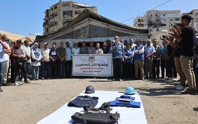 Des manifestants se rassemblent en solidarité avec les journalistes tués par des frappes israéliennes dans la bande de Gaza, lors d'une manifestation organisée par le Syndicat des journalistes de Gaza, dans la ville de Gaza, le 26 août 2025. (Omar Al-Qattaa/AFP)