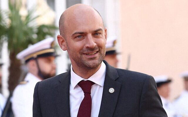 Le ministre français de l'Europe et des Affaires étrangères, Jean-Noël Barrot, arrive pour assister à une réunion franco-allemande du Conseil des ministres à Toulon, dans le sud-est de la France, le 29 août 2025. (Crédit : Manon Cruz / Pool / AFP)
