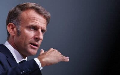 Le président français, Emmanuel Macron, participant à une conférence de presse conjointe avec le chancelier allemand, à Toulon, dans le sud-est de la France, le 29 août 2025. (Crédit : Manon Cruz/Pool/AFP)