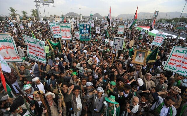 Des Yéménites brandissant des pancartes anti-Israël et anti-États-Unis, dans la capitale Sanaa, contrôlée par les Houthis, le 29 août 2025. (Credit : Mohammed Huwais/AFP)