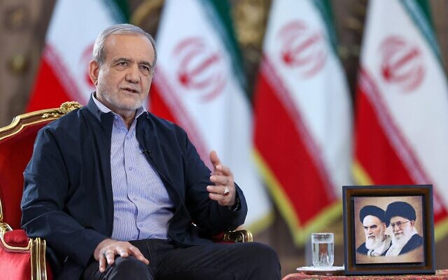 Le président Masoud Pezeshkian s'exprimant lors d'une interview télévisée à Téhéran, sur une photo fournie le 30 août 2025. (Crédit : Présidence iranienne/AFP)