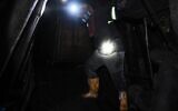 Un mineur travaille dans les profondeurs de la mine de charbon Mineria LyC à Tausa, dans le département de Cundinamarca, en Colombie, le 20 août 2025. (Crédit : Raul ARBOLEDA / AFP)