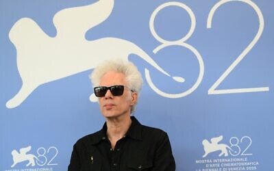 Le réalisateur américain Jim Jarmusch assiste à la séance photo du film "Father Mother Sister Brother", présenté en compétition à la 82e Mostra internationale du film de Venise, au Lido de Venise, le 31 août 2025. (Crédit : Tiziana Fabi/AFP)