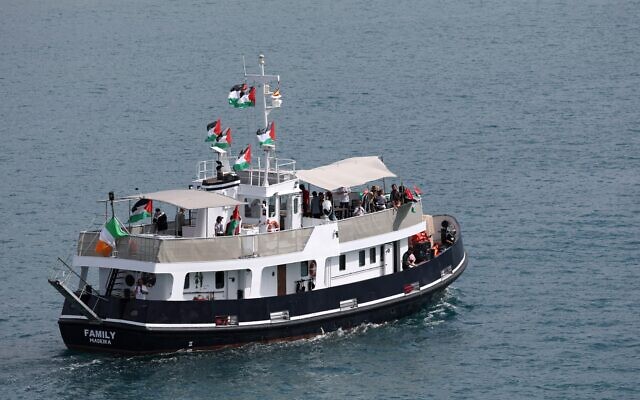 Le bateau transportant l'activiste suédoise pour le climat Greta Thunberg, entre autres, pour rejoindre une flottille civile à destination de Gaza, dans le but de briser les restrictions maritimes strictes imposées par Israël sur Gaza et d'acheminer de l'aide humanitaire, à Barcelone, en Espagne, le 31 août 2025. (Crédit : Lluis Gene/AFP)