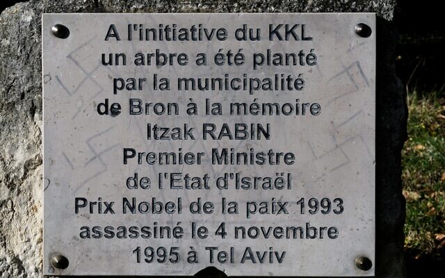 Des croix gammées ont été dessinées sur une pierre commémorative à la mémoire de l'ancien Premier ministre israélien Yitzhak Rabin dans un parc de Bron, en banlieue de Lyon, le 31 août 2025.  (Crédit : JEFF PACHOUD / AFP)